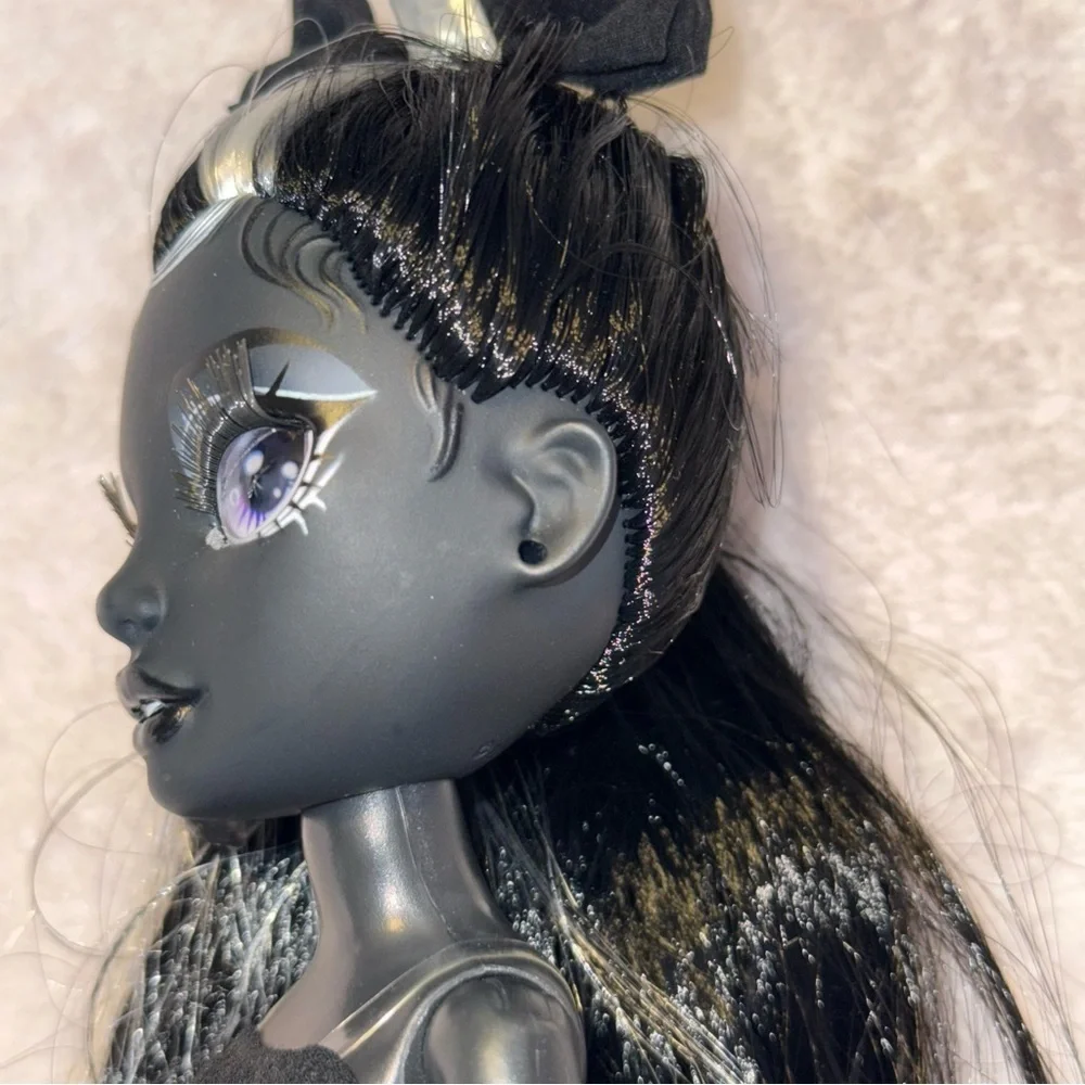Rainbow High Shadow High Series 1 Shanelle Onyx Grayscale Fashion Doll Set